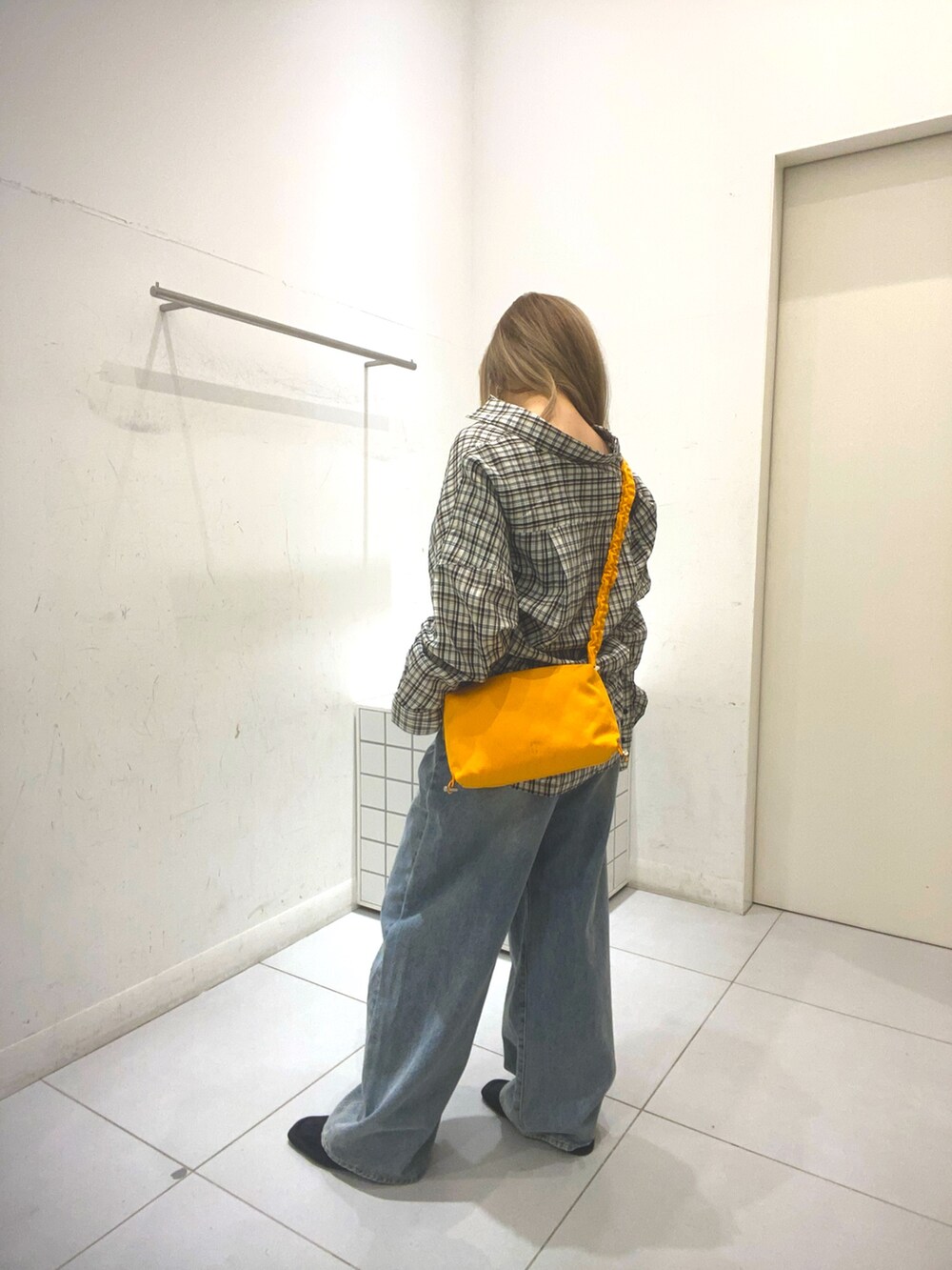ホワイト系のシャツ/ブラウス、ブルー系のデニムパンツ、ブラウン系のその他シューズを着用したレディースの夏コーディネートの2枚目の写真