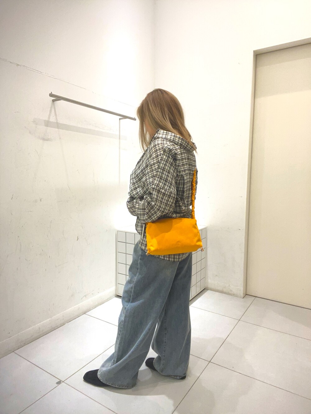 ホワイト系のシャツ/ブラウス、ブルー系のデニムパンツ、ブラウン系のその他シューズを着用したレディースの夏コーディネートの3枚目の写真