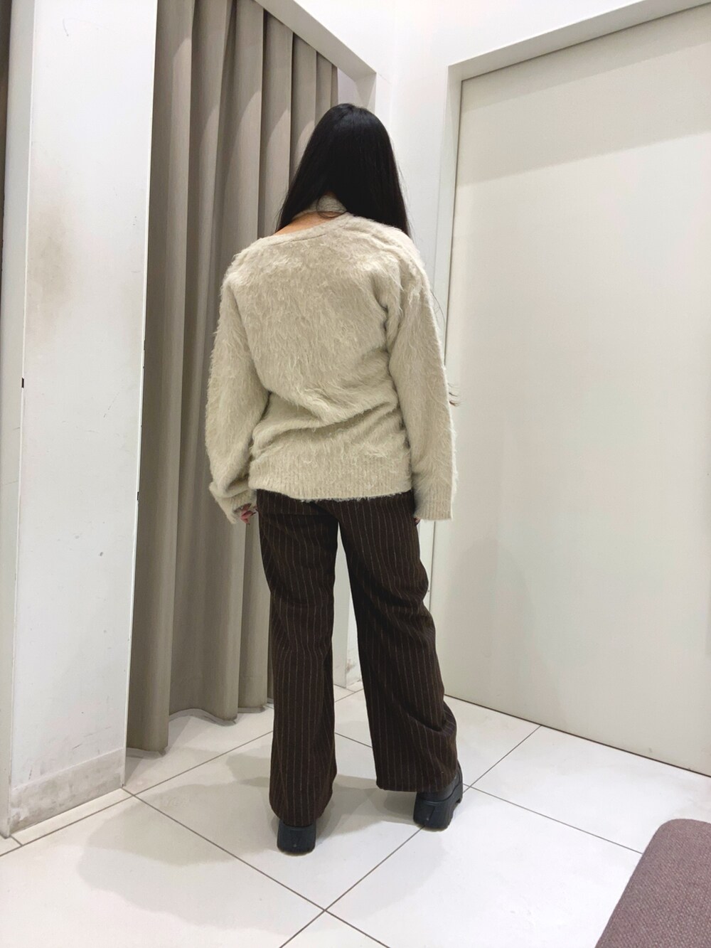 ベージュ系のカーディガン/ボレロ、ブラウン系のその他パンツを着用したレディースの冬コーディネートの5枚目の写真