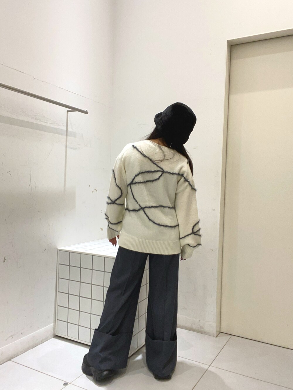 ホワイト系のニット/セーター、グレー系のその他パンツを着用したレディースの秋コーディネートの3枚目の写真