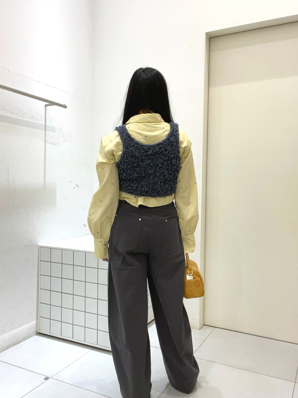 グレー系のベスト、ベージュ系のシャツ/ブラウス、グレー系のその他パンツを着用したレディースの冬コーディネートの4枚目の写真