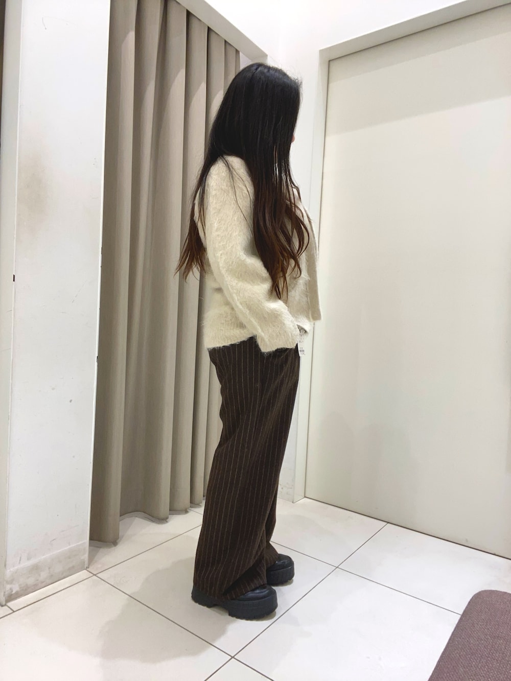 ベージュ系のカーディガン/ボレロ、ブラウン系のその他パンツを着用したレディースの冬コーディネートの4枚目の写真