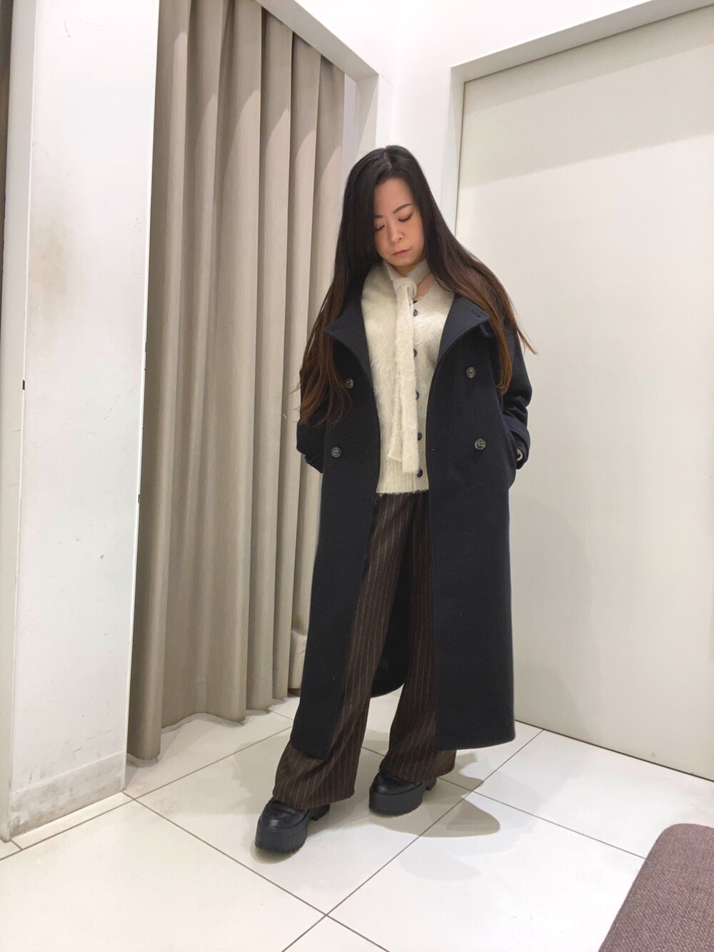 ベージュ系のカーディガン/ボレロ、ブラウン系のその他パンツを着用したレディースの冬コーディネートの2枚目の写真