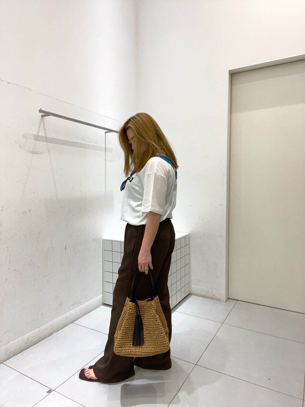 ブラウン系のサンダル、その他のTシャツ/カットソー、オレンジ系のファッション雑貨を着用したレディースの春コーディネートの2枚目の写真