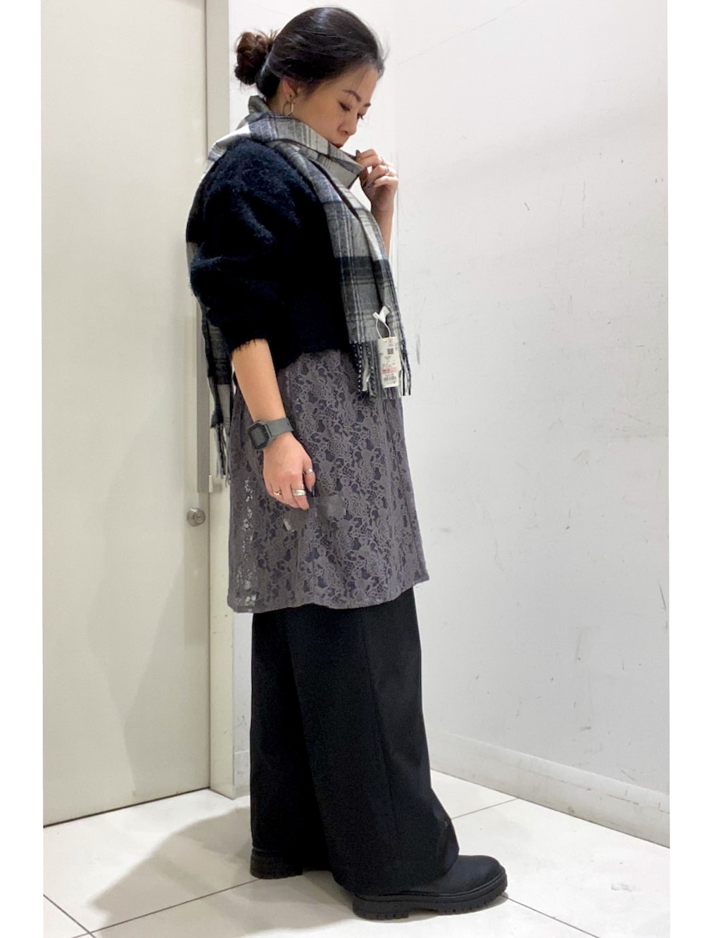 ブラック系のニット/セーター、グレー系のキャミソール、ブラック系のその他パンツを着用したレディースの冬コーディネートの2枚目の写真