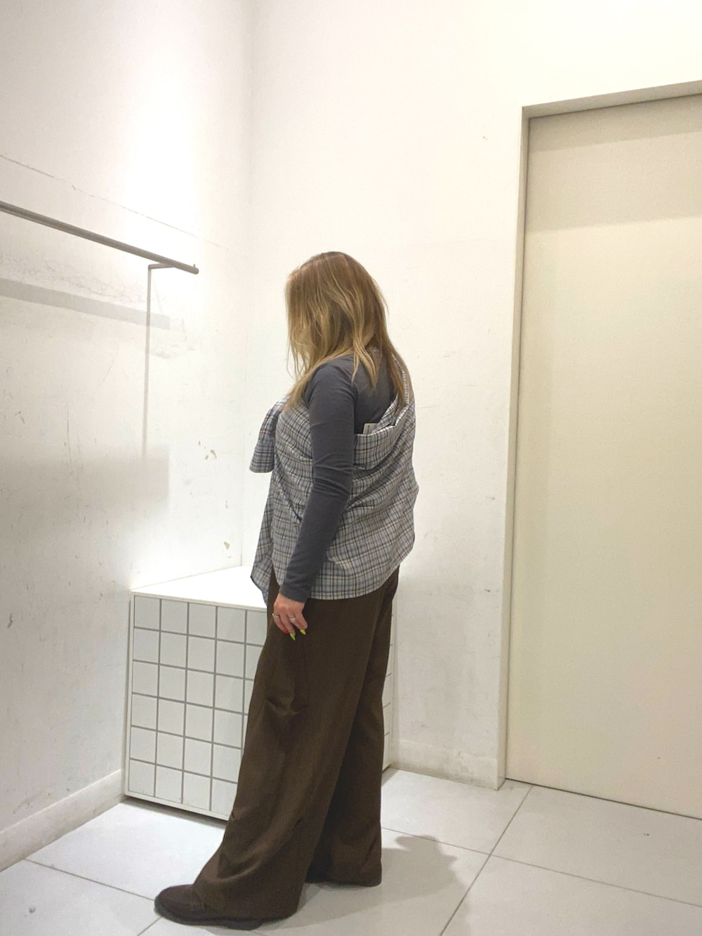 ブルー系のシャツ/ブラウス、グレー系のTシャツ/カットソー、ブラウン系のその他パンツを着用したレディースの秋コーディネートの2枚目の写真