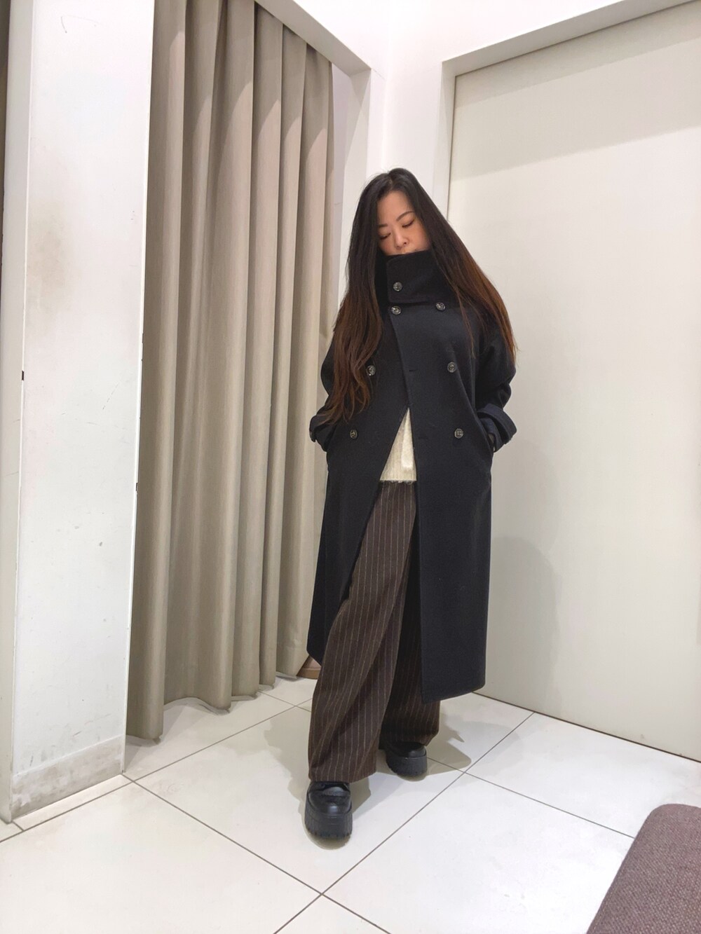 ベージュ系のカーディガン/ボレロ、ブラウン系のその他パンツを着用したレディースの冬コーディネートの3枚目の写真