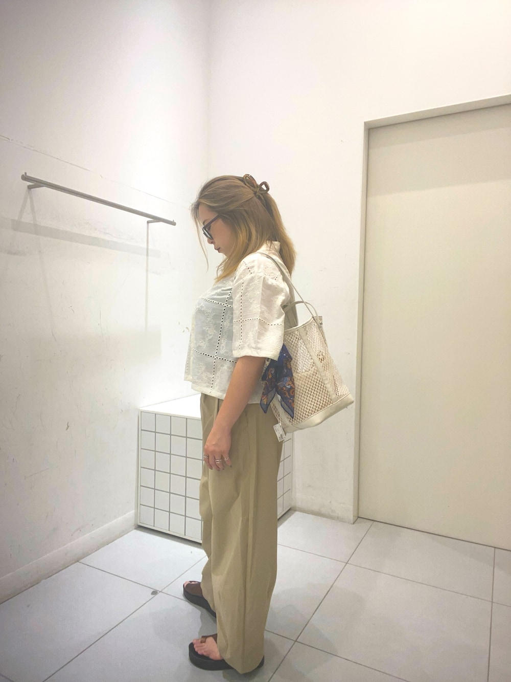 ホワイト系のシャツ/ブラウス、ベージュ系のその他パンツ、ホワイト系のトートバッグを着用したレディースの夏コーディネートの2枚目の写真