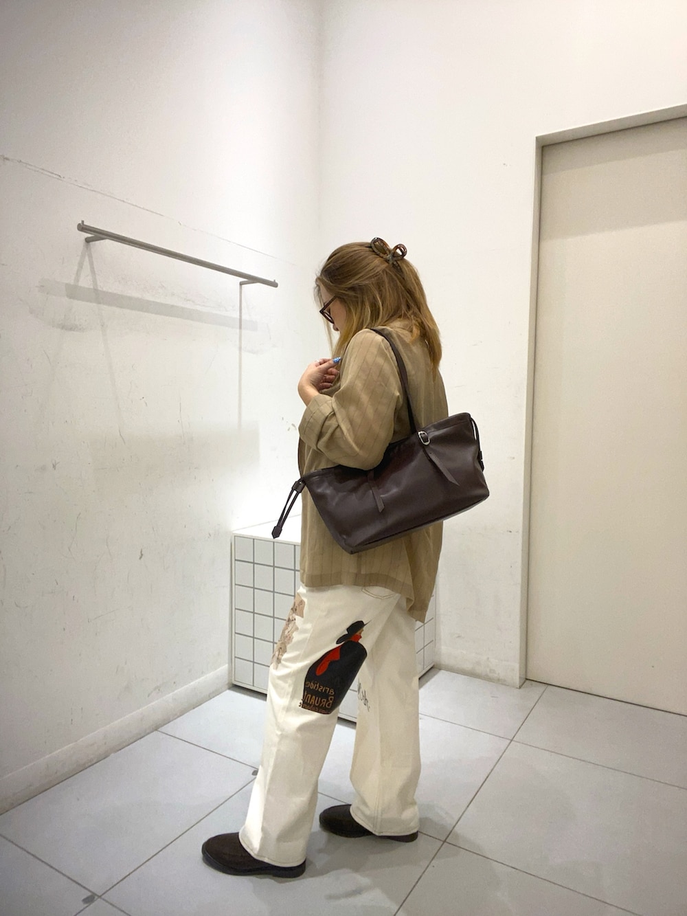 ベージュ系のその他アウター、ホワイト系のその他パンツ、ブラウン系のショルダーバッグを着用したレディースの夏コーディネートの2枚目の写真