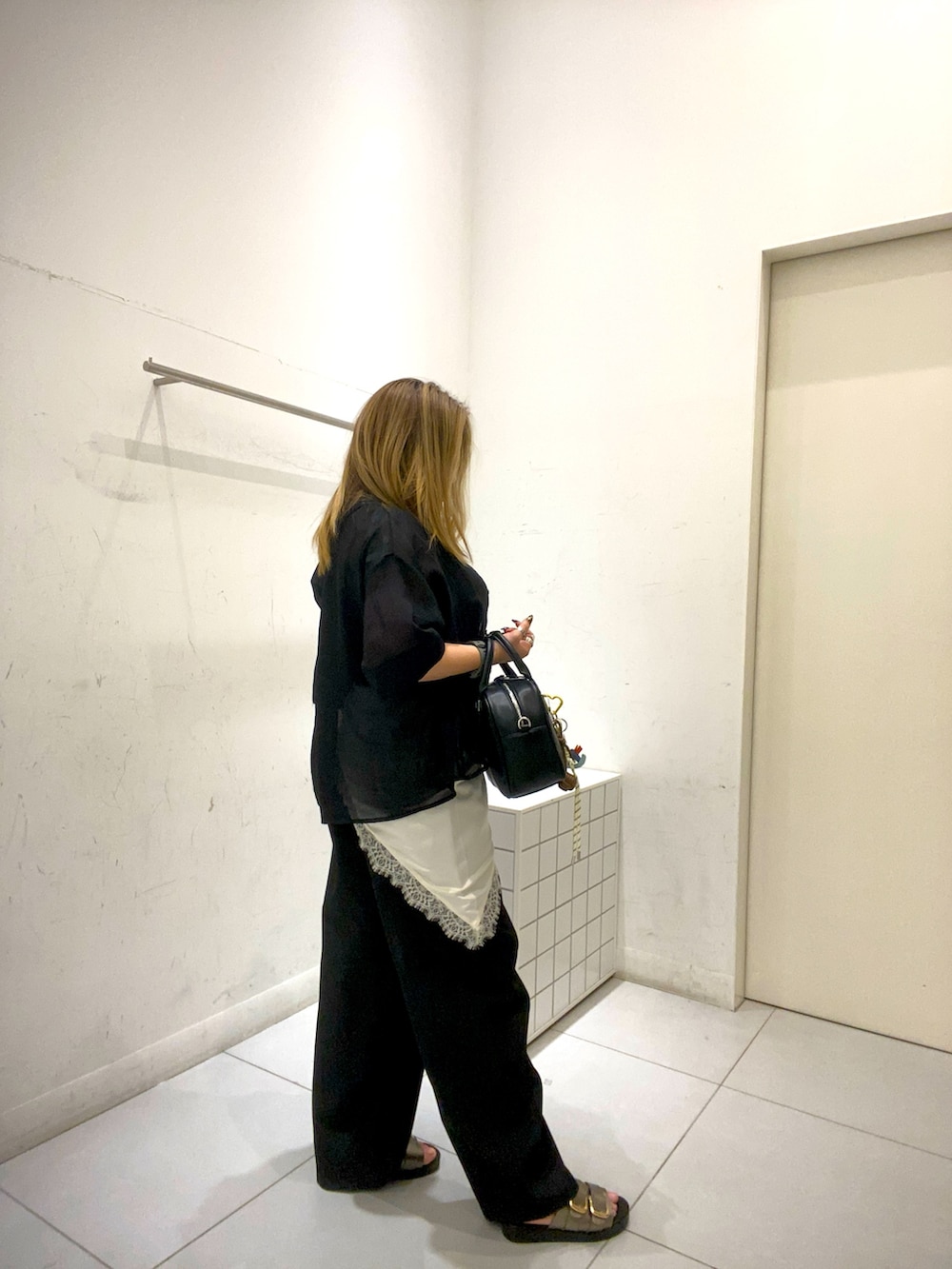 ブラック系のシャツ/ブラウス、ブラック系のその他パンツ、ブラック系のボストンバッグを着用したレディースの夏コーディネートの2枚目の写真