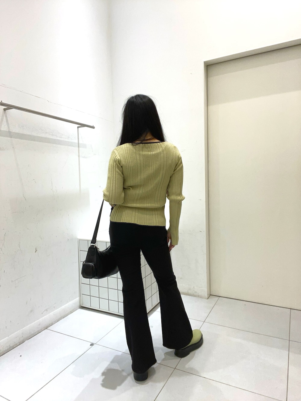 ベージュ系のニット/セーター、ブラック系のその他パンツ、ブラック系のショルダーバッグを着用したレディースの冬コーディネートの4枚目の写真