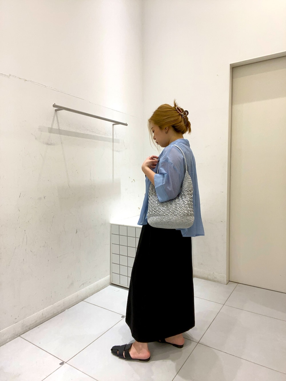 ブルー系のシャツ/ブラウス、ブラック系のサンダル、シルバー系のかごバッグを着用したレディースの春コーディネートの3枚目の写真