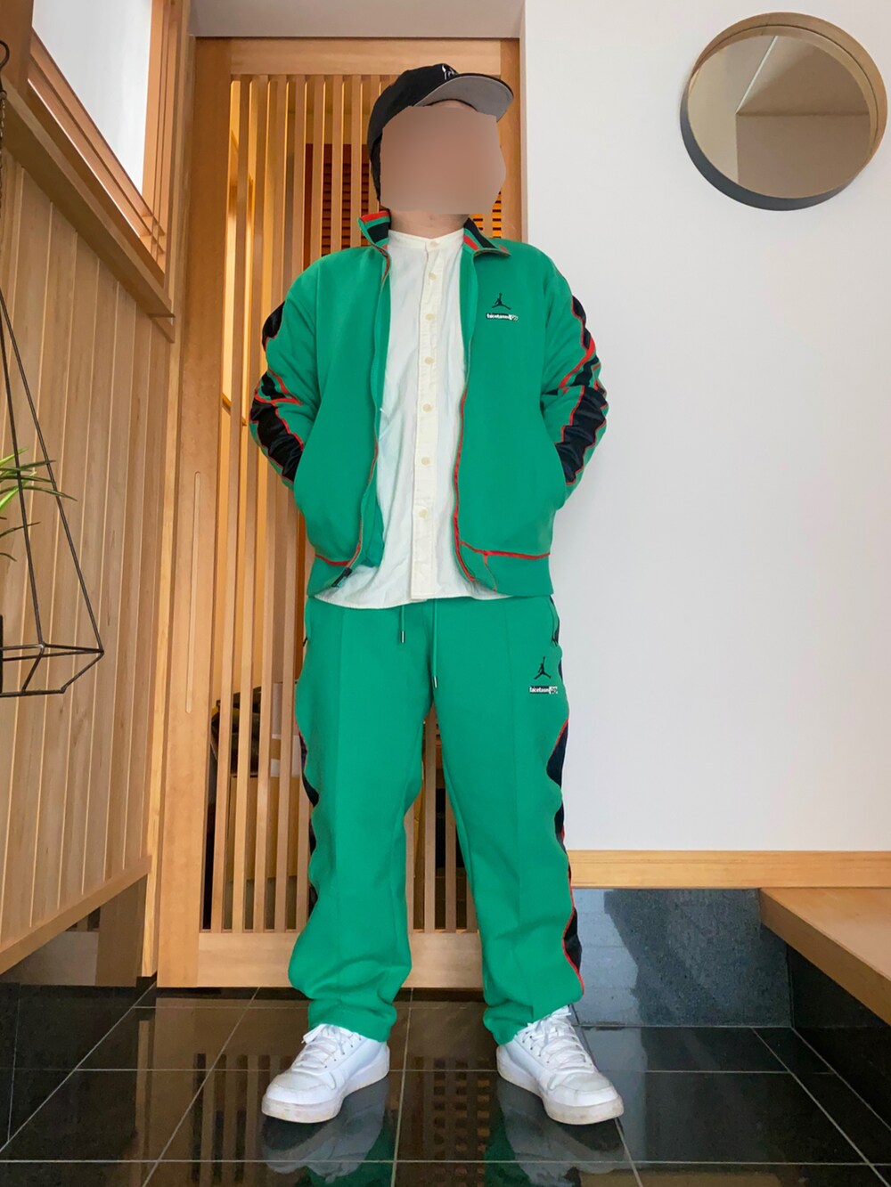 「オトナカジュアル、おしゃれさんと繋がりたい、トラックパンツ、トラックジャケット、セットアップ、ジョーダン、FACETASM、トラックスーツ、ジャージ、スポーツミックス、冬コーデ」｜「FACETASMのアイテム（ジャージ、グリーン系）」を使った、すだちさん（メンズ・165cm）の冬コーディネートの2枚目の写真