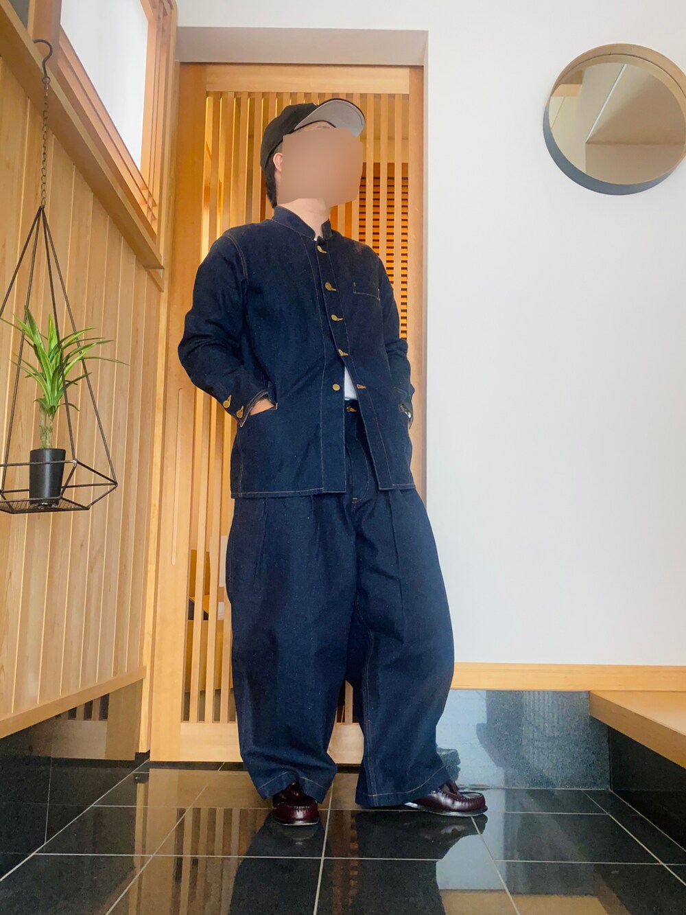 「モンゴリアンチョップス、セットアップ、デニム、デニムパンツ、デニムジャケット、秋のコーデ、シンプルコーデ、お洒落さんとつながりたい、シンプルスタイル、ワイドパンツ、ブルー、TMC、ローファー、革靴、低身長」｜「NEW ERAのアイテム（キャップ、ブラック系）」を使った、すだちさん（メンズ・165cm）の秋コーディネートの2枚目の写真