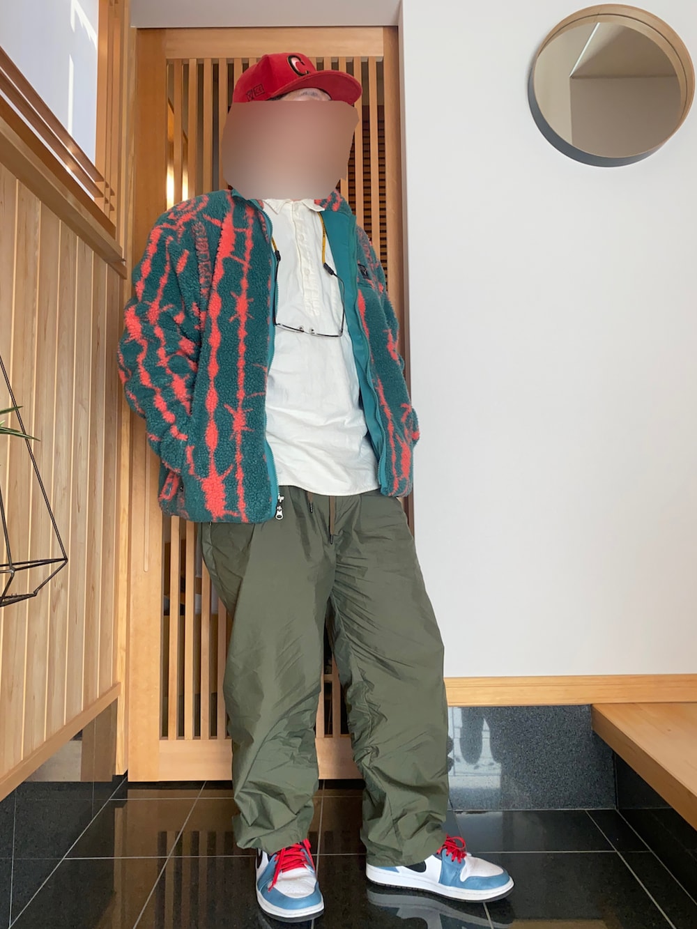 「冬コーデ、カジュアルコーデ、低身長、ゆるコーデ、south2west8、NIKE、ボア、キャップ、ストリート、カーゴパンツ、フリース」｜「C.Eのアイテム（キャップ、レッド系）」を使った、すだちさん（メンズ・165cm）の冬コーディネートの2枚目の写真
