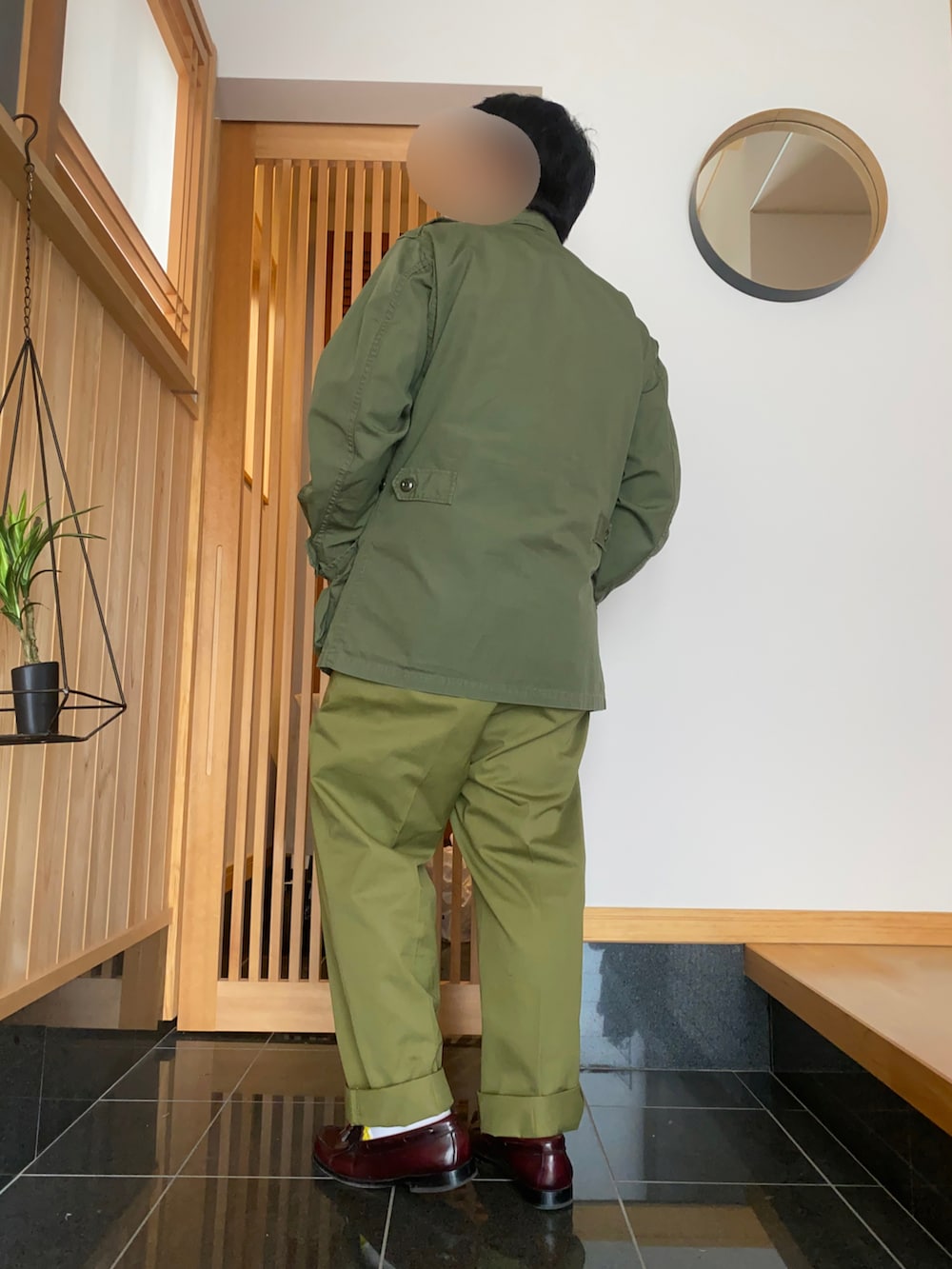 グリーン系のジャケット/アウター、グリーン系のTシャツ/カットソー、グリーン系のチノパンツを着用したメンズの春コーディネートの2枚目の写真