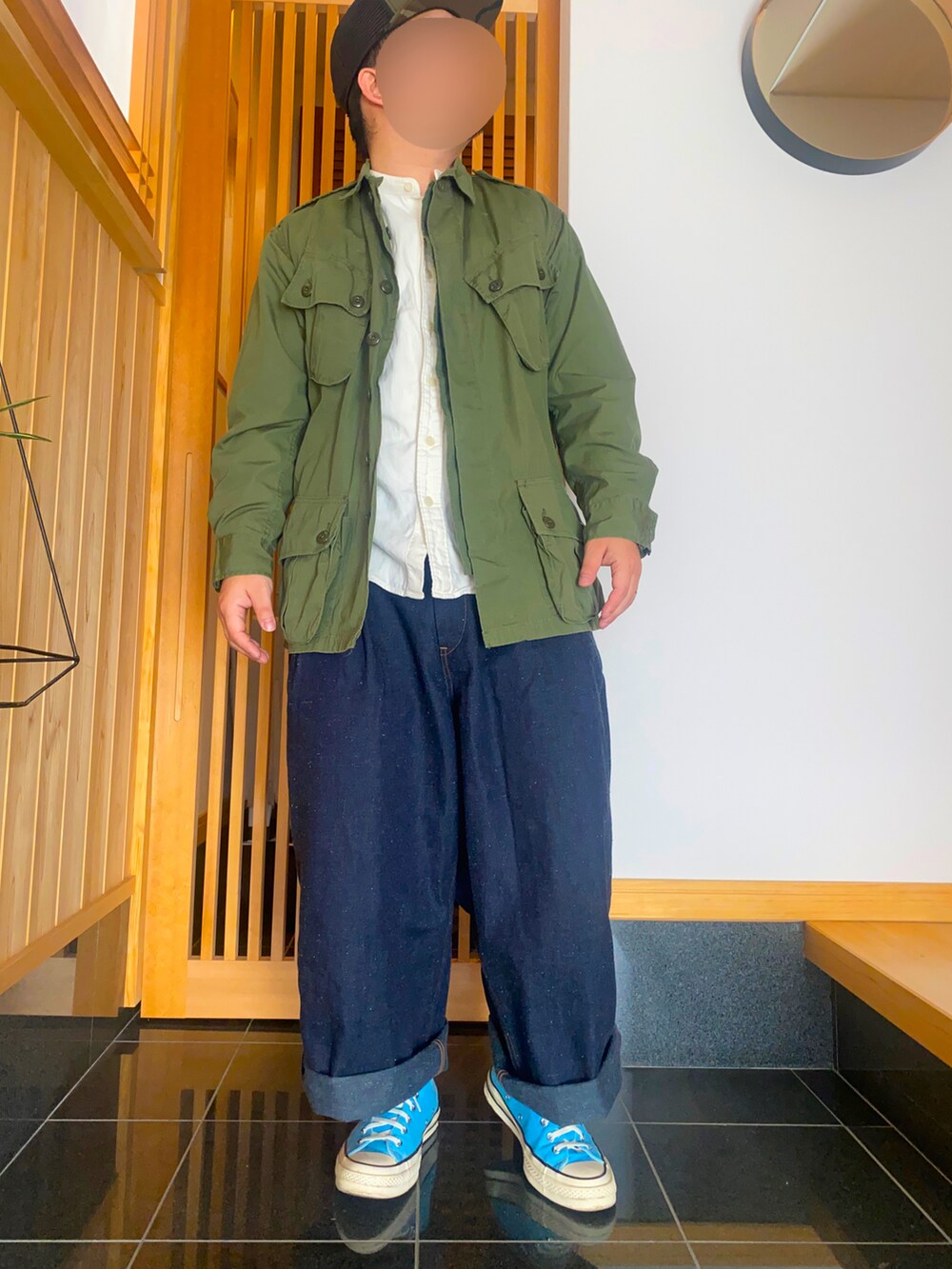 「ワイドパンツ、古着MIX、ジャングルファティーグ、ワイドデニム、ミリタリー、デニム、春服デビュー宣言、レイヤードスタイル、カジュアル、キャップ、CT70s、コンバース」｜「THE NORTH FACEのアイテム（キャップ、グリーン系）」を使った、すだちさん（メンズ・165cm）の春コーディネートの2枚目の写真