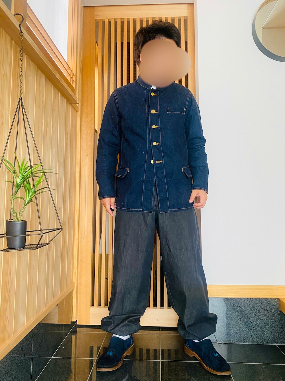 「シンプルスタイル、休日スタイル、デニムジャケット、キレイめコーデ、カジュアル、低身長コーデ、デニムコーデ、バルーンパンツ、カバーオール、革靴」｜「THE モンゴリアンチョップスのアイテム（ジャケット/アウター、ブルー系）」を使った、すだちさん（メンズ・165cm）の春コーディネートの2枚目の写真