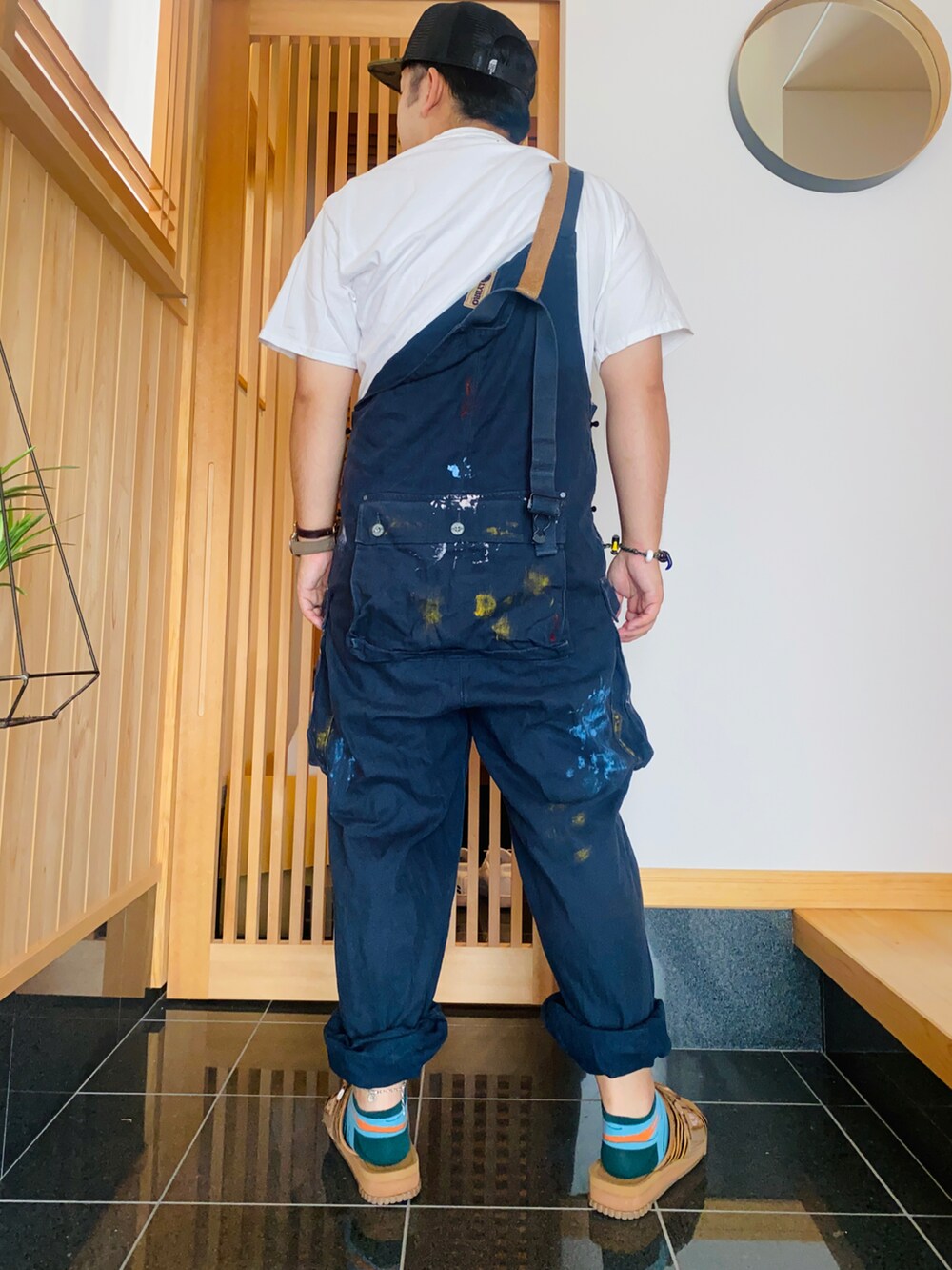 「Tシャツ、カジュアルコーデ、サンダルコーデ、低身長コーデ、ストリート、ロゴT、オーバーオール、オーバーサイズ、キャップ、アウトドアスタイル」｜「Nigel Cabournのアイテム（オールインワン・サロペット、ブルー系）」を使った、すだちさん（メンズ・165cm）の夏コーディネートの2枚目の写真