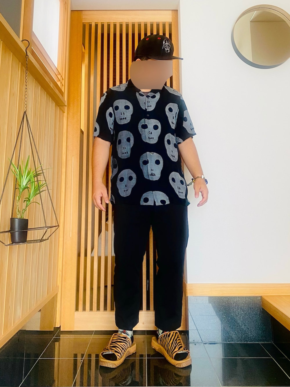 「休日スタイル、夏コーデ、カジュアルコーデ、シンプルコーデ、サンダルコーデ、ブラックコーデ、キャップ、オールブラック、サンダル」｜「BRUNABOINNEのアイテム（シャツ/ブラウス、ブラック系）」を使った、すだちさん（メンズ・165cm）の夏コーディネートの2枚目の写真