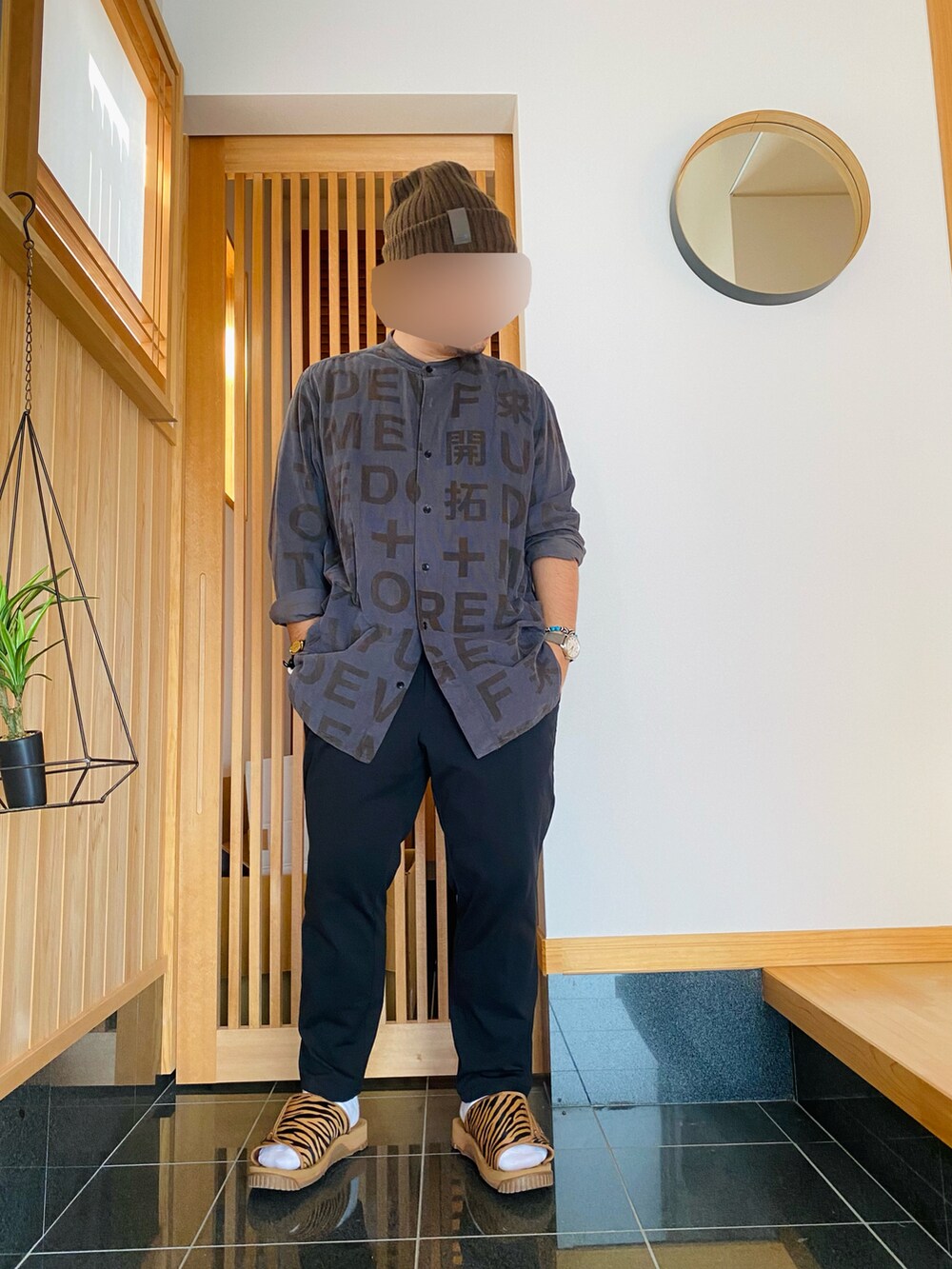 「シンプル、秋服、カジュアルコーデ、お洒落さんとつながりたい、低身長コーデ、ブラックコーデ、大人カジュアル、サンダル」｜「THE NORTH FACEのアイテム（ニットキャップ/ビーニー、ブラウン系）」を使った、すだちさん（メンズ・165cm）の秋コーディネートの2枚目の写真