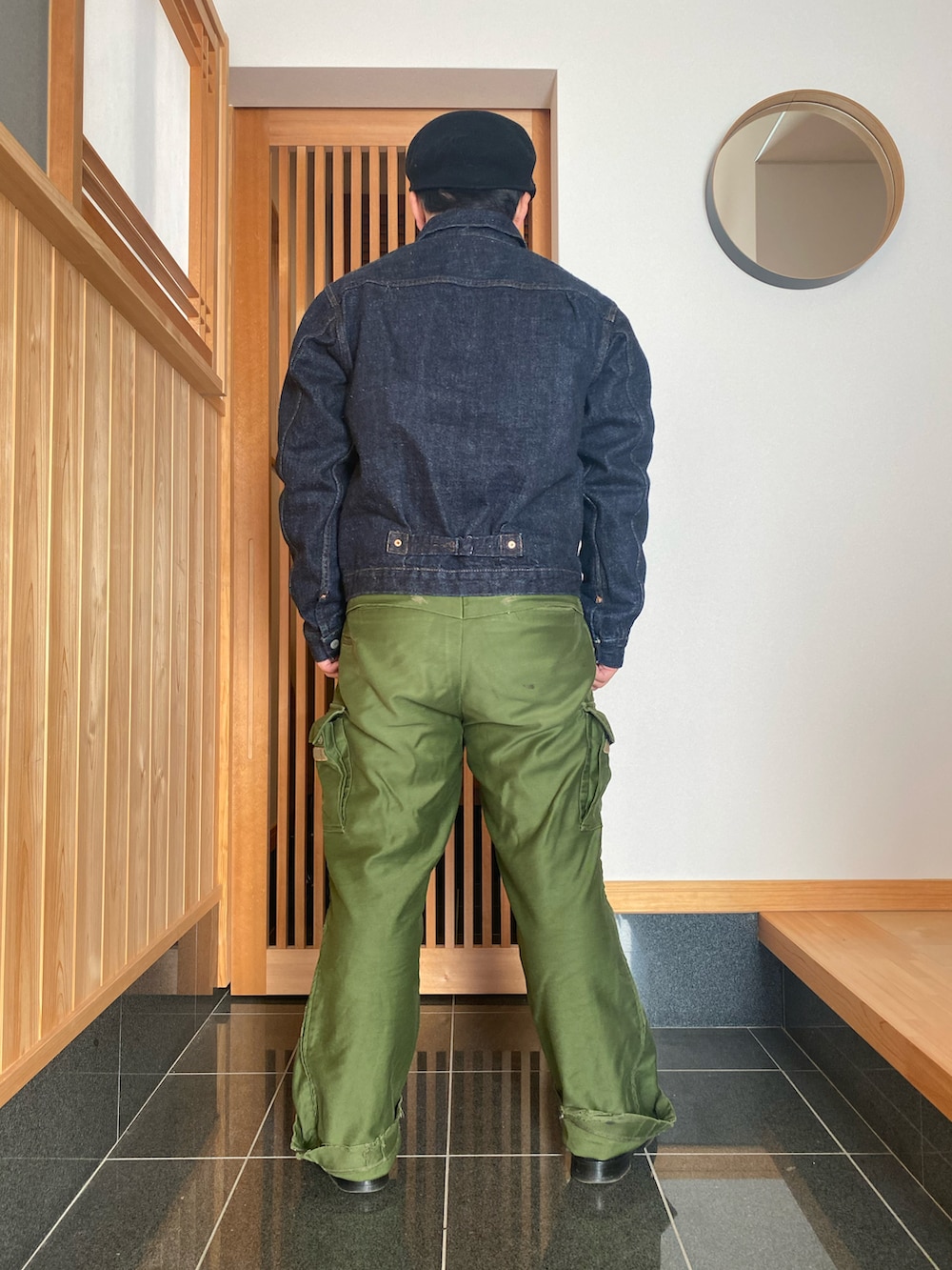 「シンプル、オトナカジュアル、アメカジ、カーゴパンツ、デニム、rrl、ネクタイ、革靴、低身長」｜「RRLのアイテム（デニムジャケット、ブルー系）」を使った、すだちさん（メンズ・165cm）の冬コーディネートの2枚目の写真