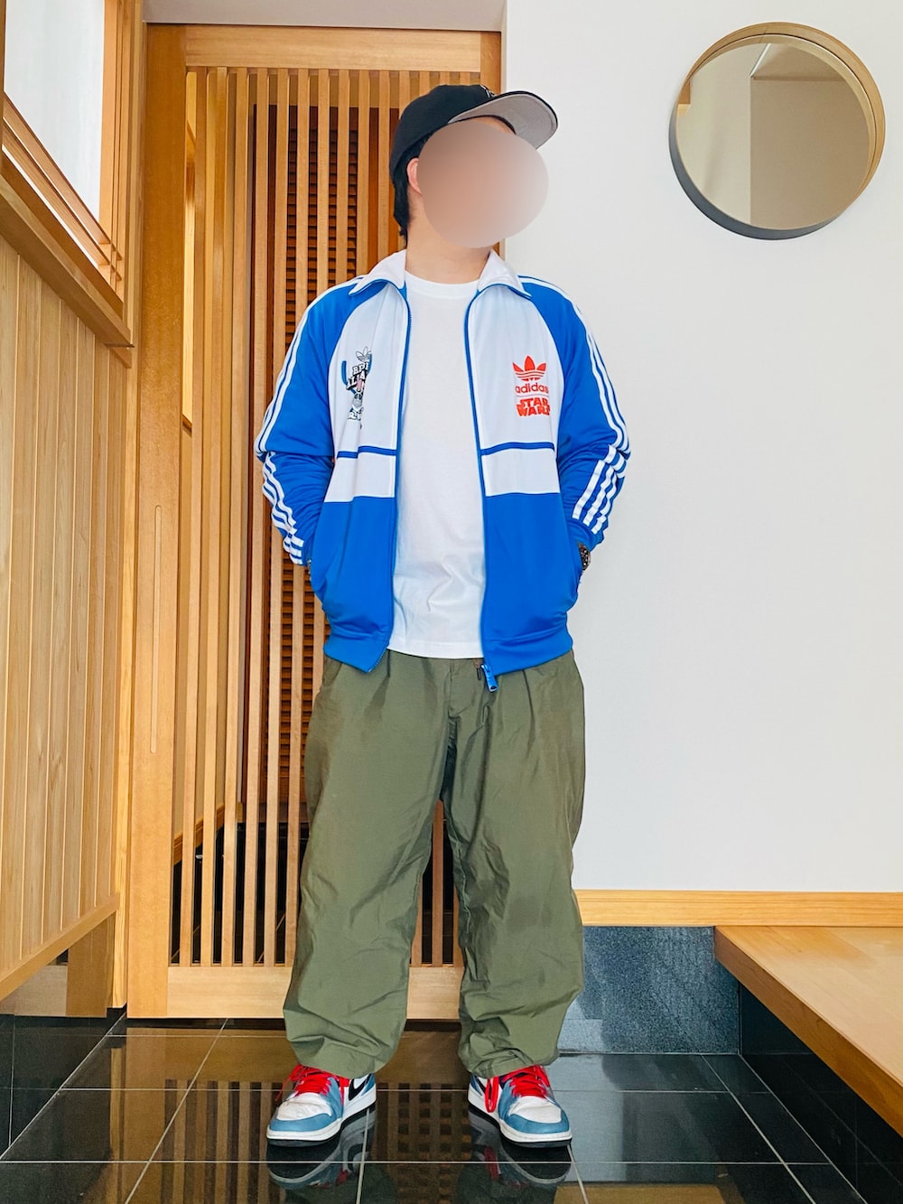 「カジュアル、リラックススタイル、トラックジャケット、ジャージ、春ファッション、スニーカーコーデ、キャップ」｜「NEW ERAのアイテム（キャップ、ブラック系）」を使った、すだちさん（メンズ・165cm）の春コーディネートの3枚目の写真