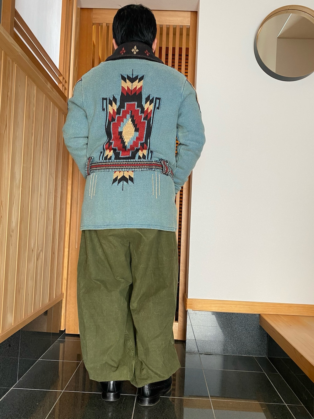 「カジュアルコーデ、お出かけコーデ、冬アウター、低身長コーデ、大人コーデ、rrl、wafu、革靴、低身長、ワイドパンツ」｜「RRLのアイテム（ニット/セーター、ブルー系）」を使った、すだちさん（メンズ・165cm）の冬コーディネートの2枚目の写真