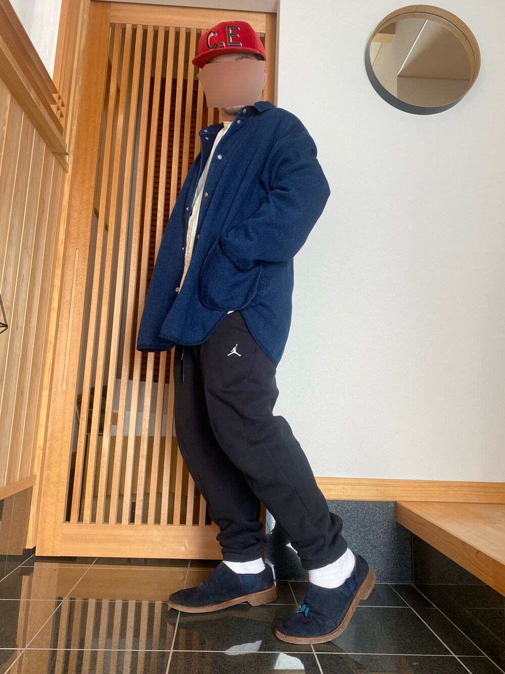 ブルー系のジャケット/アウター、ブラック系のスウェットパンツ、ブルー系のスリッポンを着用したメンズの冬コーディネートの2枚目の写真