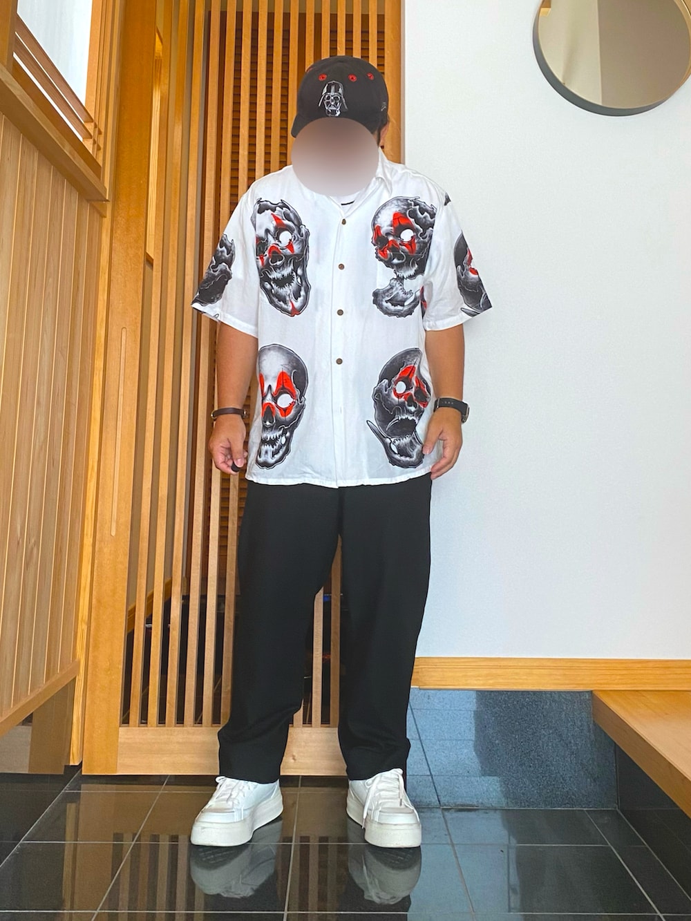 「アロハシャツ、ドクロ、夏コーデ、低身長コーデ、白スニーカー、キャップ」｜「WACKO MARIAのアイテム（シャツ/ブラウス、ホワイト系）」を使った、すだちさん（メンズ・165cm）の夏コーディネートの2枚目の写真