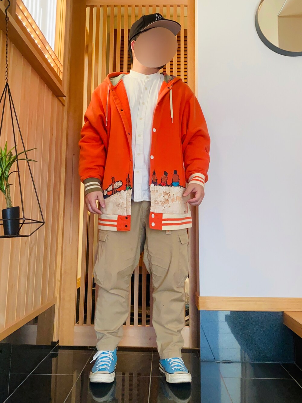 「休日スタイル、休日コーデ、ゆるコーデ、春コーデ、カーゴパンツ、スニーカーコーデ、春服デビュー宣言、コンバース、nigelcabourn、春夏コーデ、カラーコーデ」｜「NEW ERAのアイテム（キャップ、ブラック系）」を使った、すだちさん（メンズ・165cm）の春コーディネートの2枚目の写真