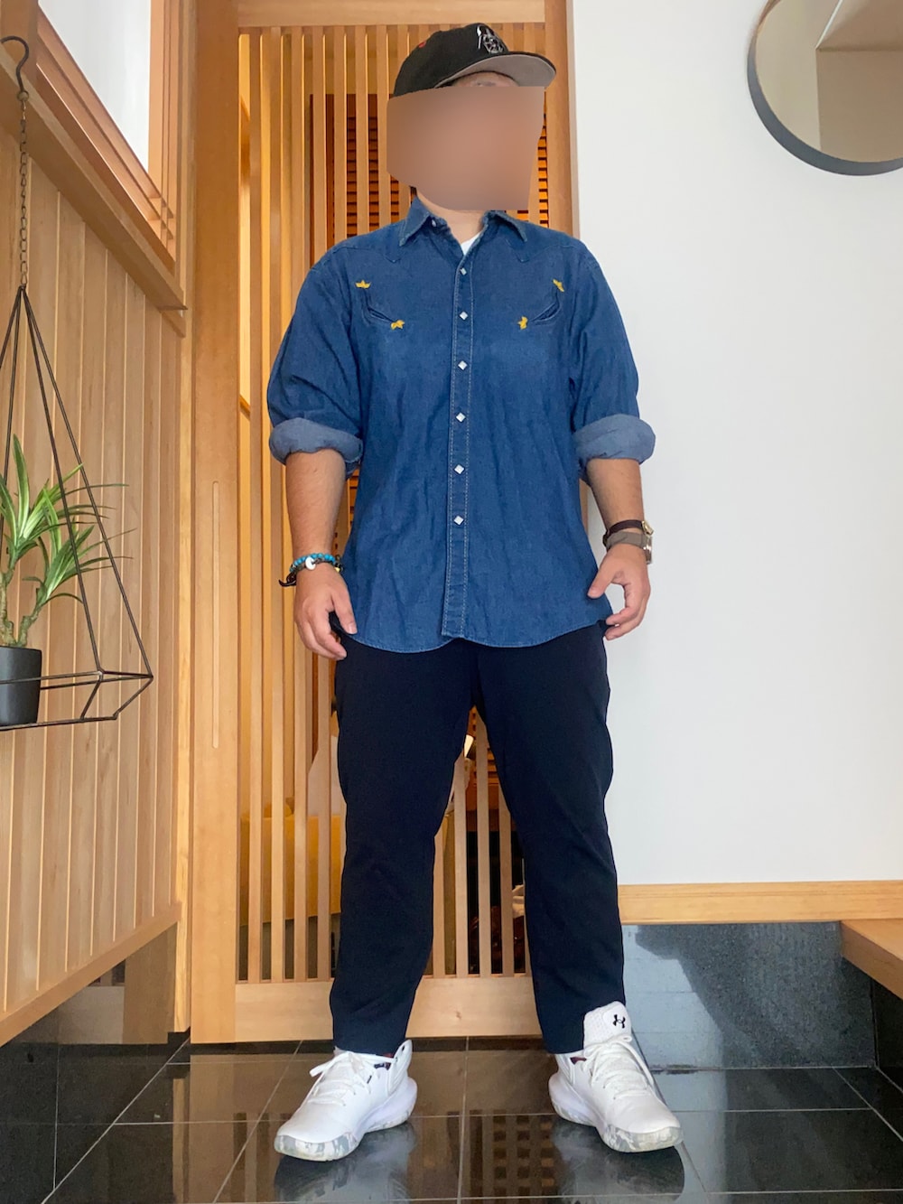 「秋のコーデ、シンプル、おしゃれさんと繋がりたい、白Tシャツ、デニム、古着好きな人と繋がりたい、30代、スニーカー、低身長、低身長コーデ、秋コーデ、古着」｜「NEW ERAのアイテム（キャップ、ブラック系）」を使った、すだちさん（メンズ・165cm）の秋コーディネートの2枚目の写真