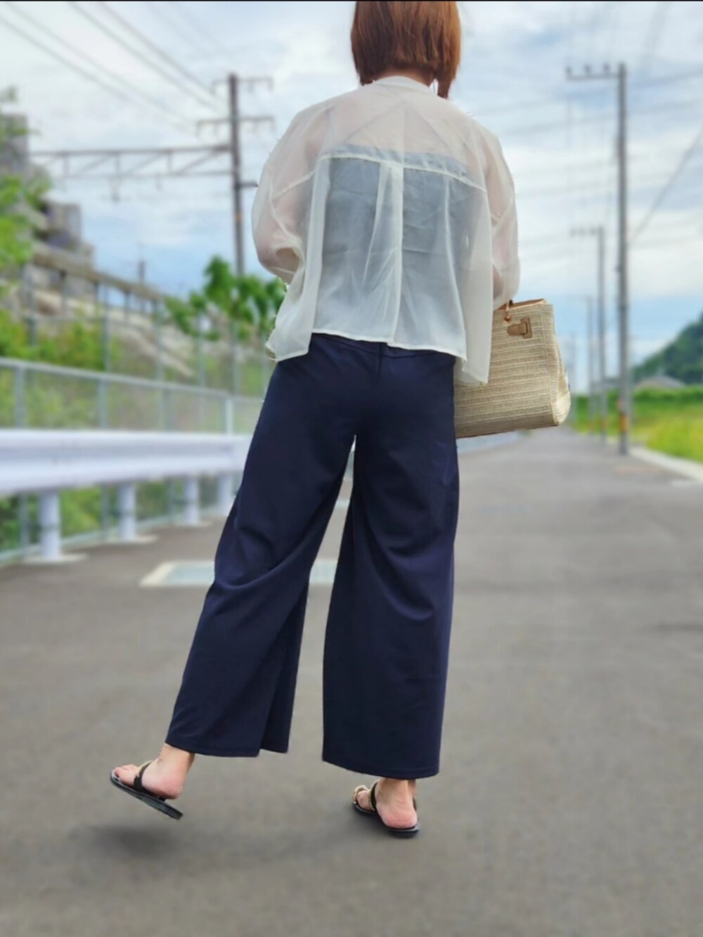 「オトナカジュアル、パンツコーデ、夏コーデ、シンプル、ママファッション、今日のコーデ、シンプルコーデ、GeeRA、ワイドパンツ、きれいめカジュアル、大人カジュアル、カジュアル、サンダル、シアーシャツ」｜「GeeRAの接触冷感！美脚ストレッチワイドパンツ（その他パンツ、ブルー系）」を使った、rimaさん（レディース・160cm）の夏コーディネートの2枚目の写真