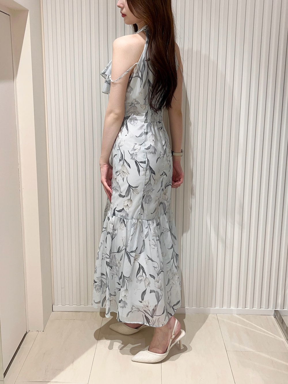 ブルー系のワンピース、ホワイト系のパンプスを着用したレディースの春コーディネートの2枚目の写真