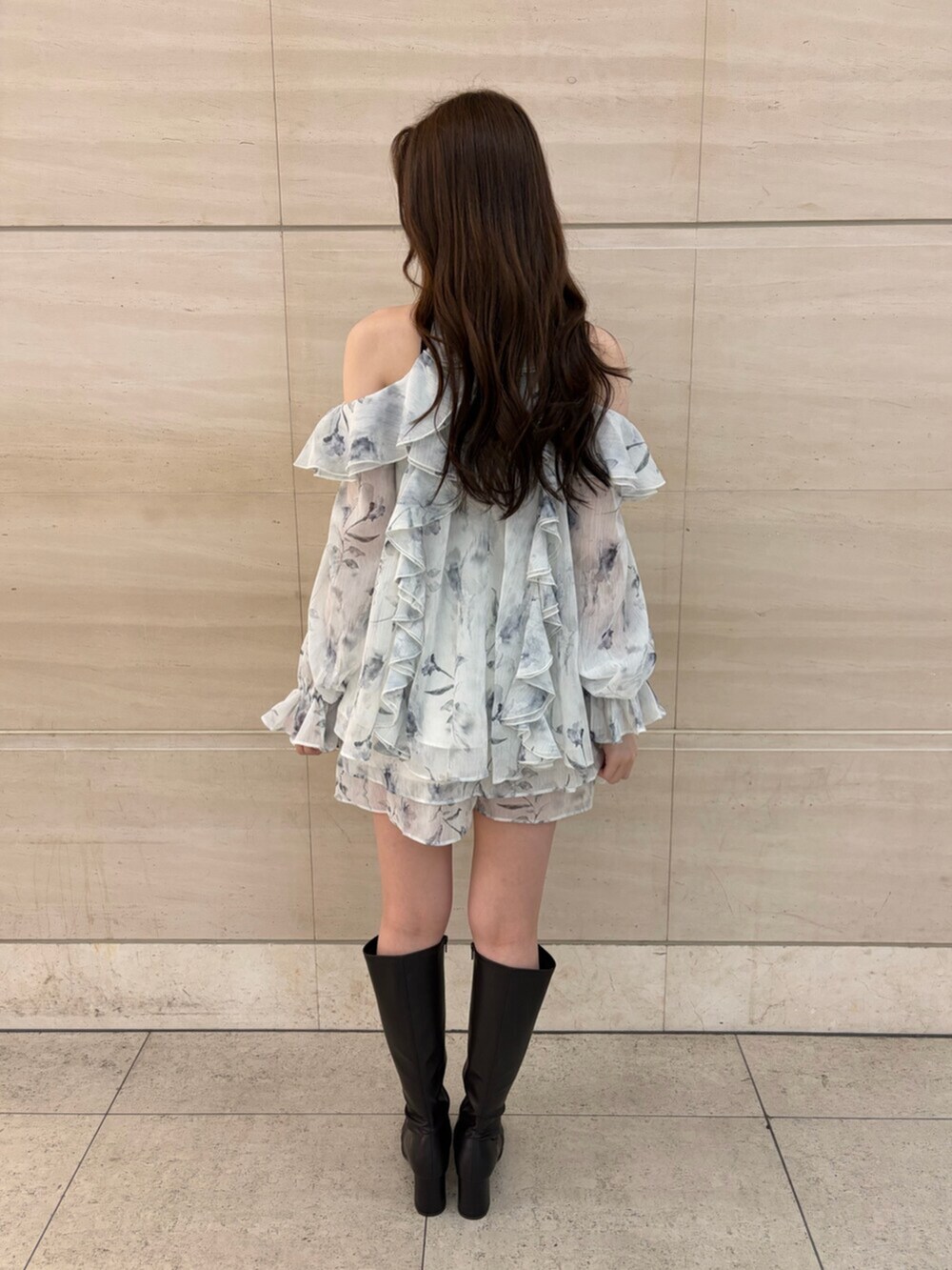 ホワイト系のワンピース、ブラウン系のブーツを着用したレディースの秋コーディネートの4枚目の写真