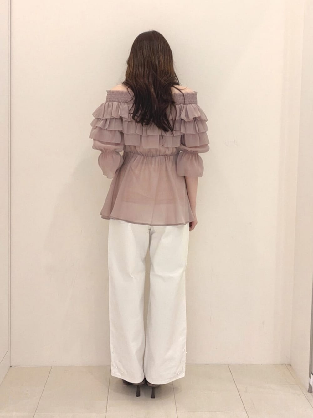 ブラウン系のパンプス、ホワイト系のデニムパンツ、ピンク系のシャツ/ブラウスを着用したレディースの夏コーディネートの3枚目の写真