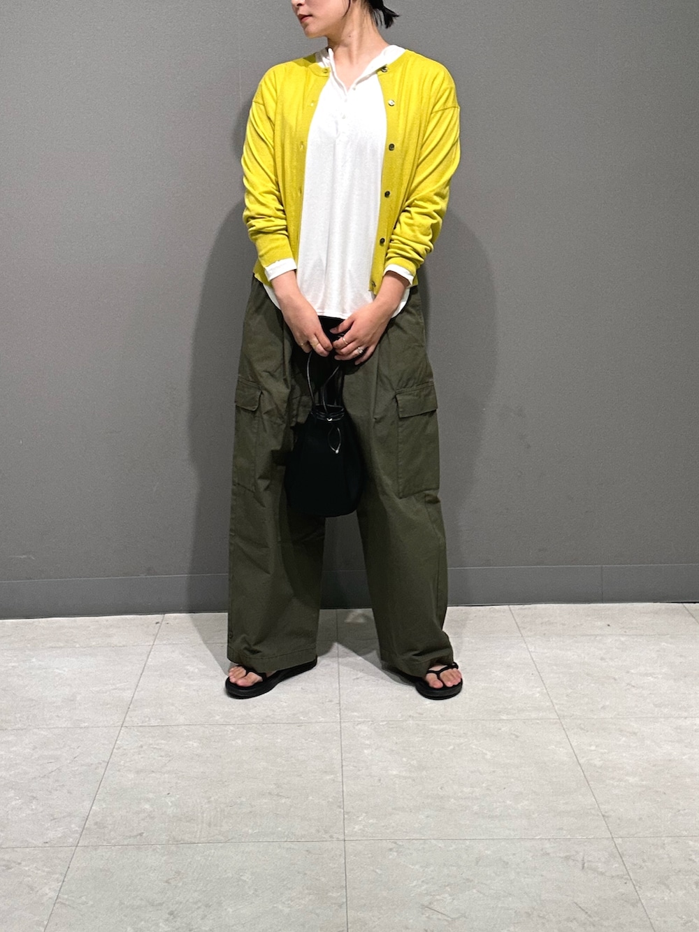 イエロー系のカーディガン/ボレロ、ホワイト系のTシャツ/カットソー、グリーン系のその他パンツを着用したレディースの夏コーディネートの4枚目の写真