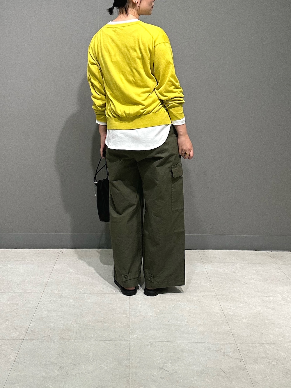 イエロー系のカーディガン/ボレロ、ホワイト系のTシャツ/カットソー、グリーン系のその他パンツを着用したレディースの夏コーディネートの2枚目の写真