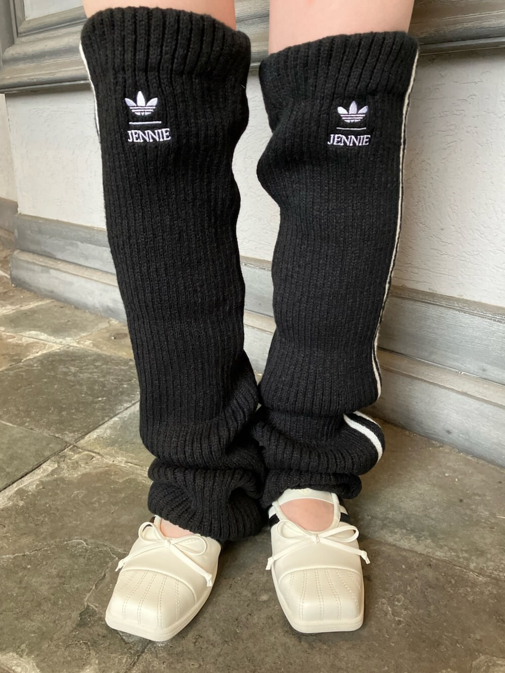ホワイト系のジャージ、ブラック系のその他パンツ、ホワイト系のスニーカーを着用したレディースの秋コーディネートの4枚目の写真