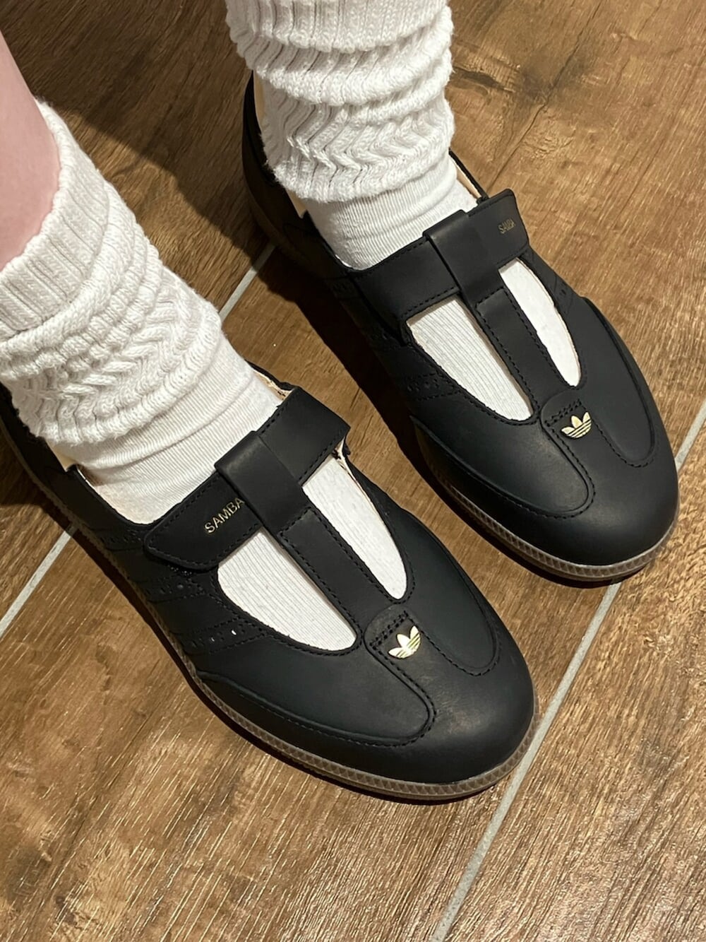 ブラック系のデニムジャケット、ブラック系のその他パンツ、ブラック系のスニーカーを着用したレディースの秋コーディネートの4枚目の写真
