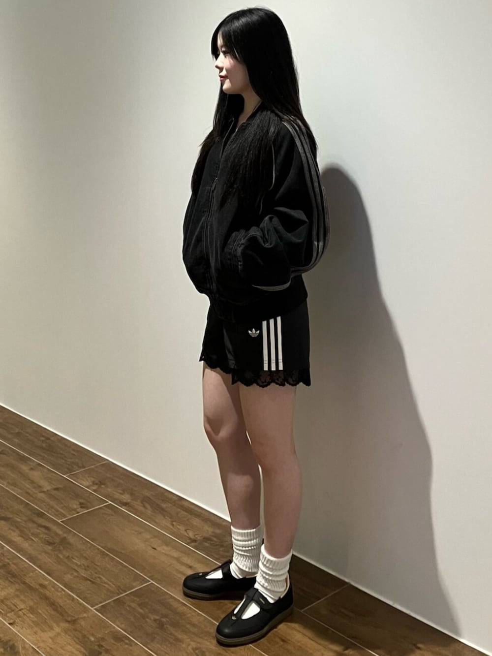 ブラック系のデニムジャケット、ブラック系のその他パンツ、ブラック系のスニーカーを着用したレディースの秋コーディネートの2枚目の写真