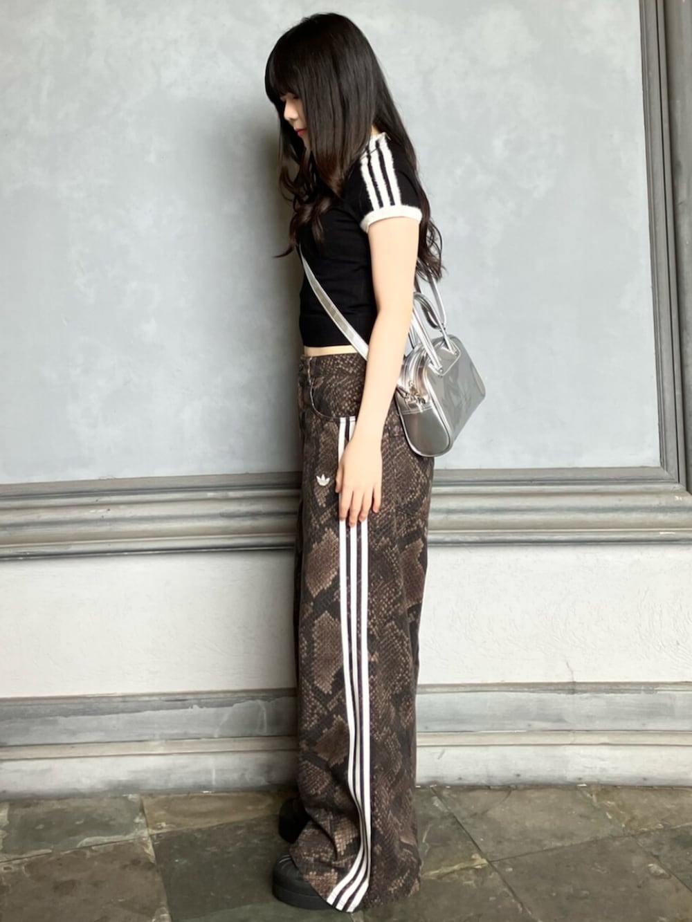 ブラック系のTシャツ/カットソー、ブラウン系のその他パンツ、ブラック系のスニーカーを着用したレディースの夏コーディネートの2枚目の写真