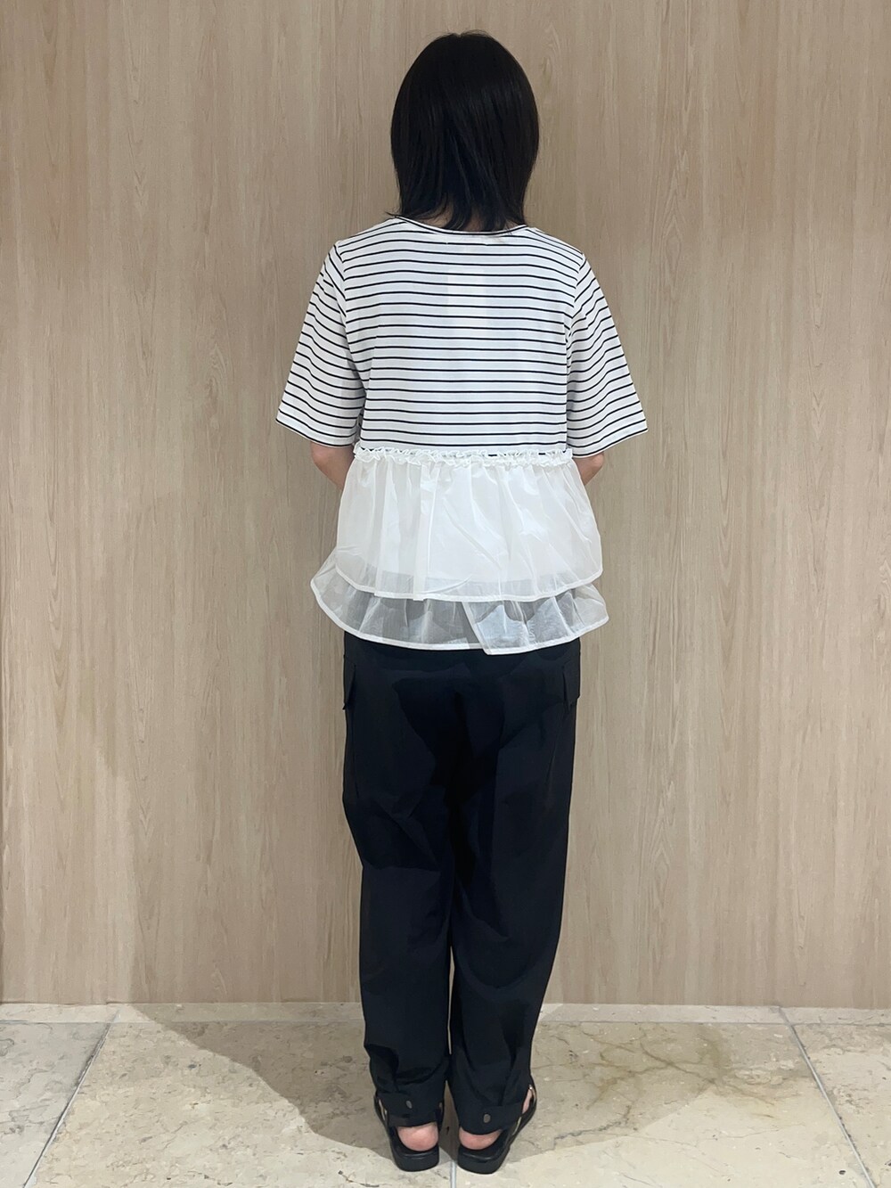 ホワイト系のTシャツ/カットソー、ブラック系のその他パンツを着用したレディースの夏コーディネートの3枚目の写真