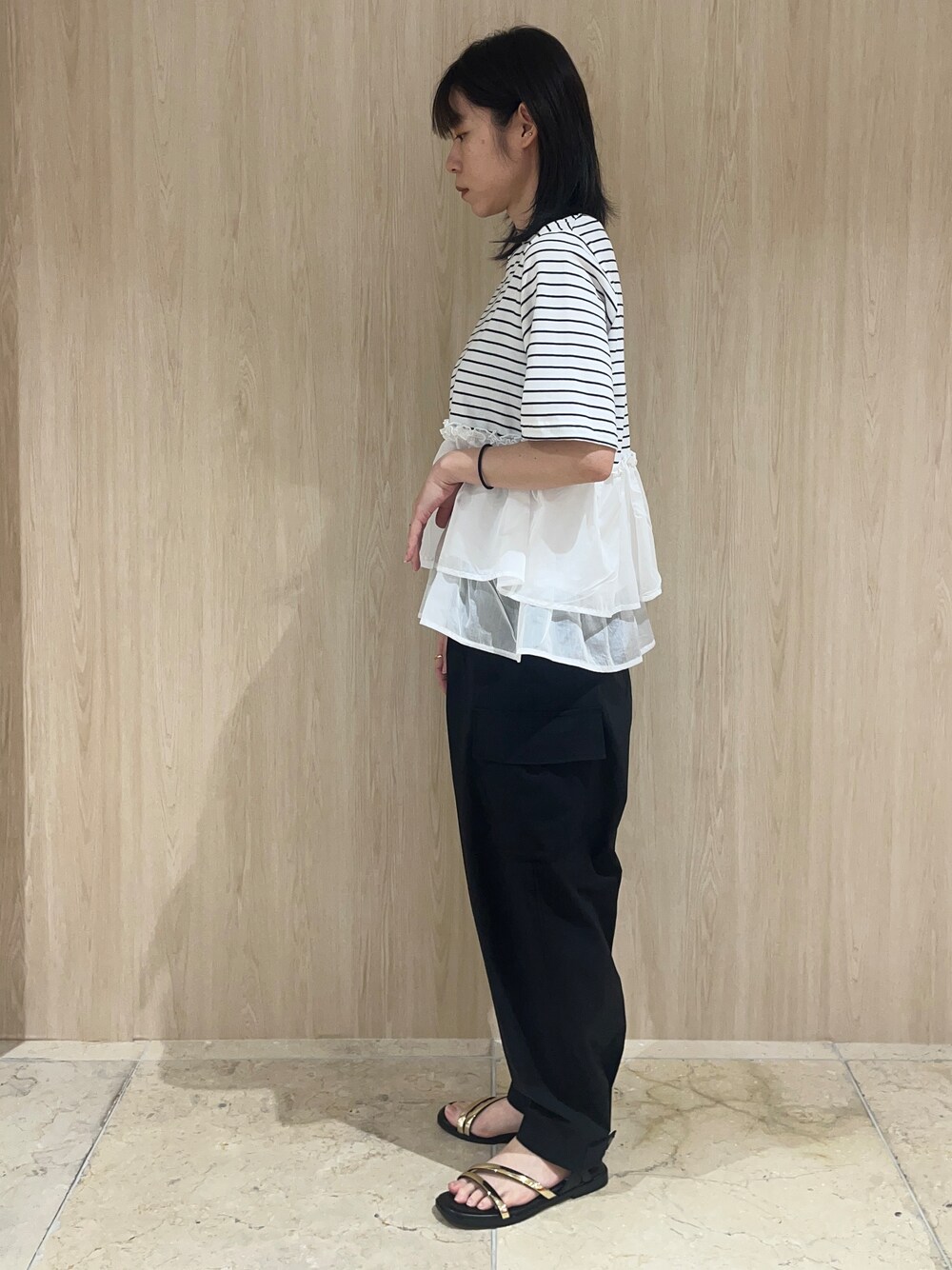 ホワイト系のTシャツ/カットソー、ブラック系のその他パンツを着用したレディースの夏コーディネートの2枚目の写真