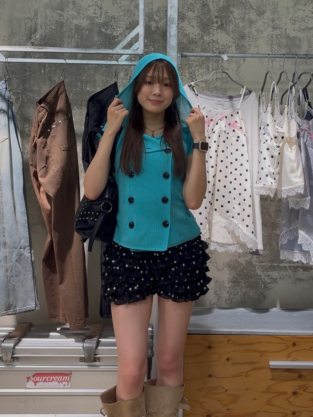 ブルー系のパーカー、ブラック系のその他パンツ、ベージュ系のブーツを着用したレディースの春コーディネートの2枚目の写真