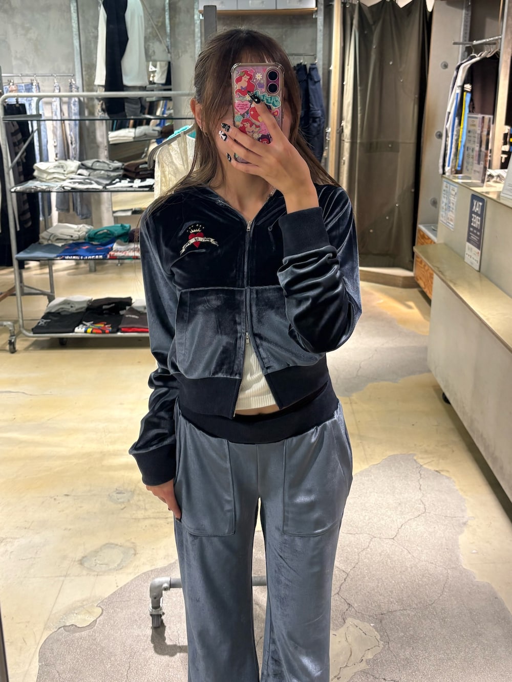 ブルー系のパーカー、ブルー系のその他パンツを着用したレディースの秋コーディネートの2枚目の写真