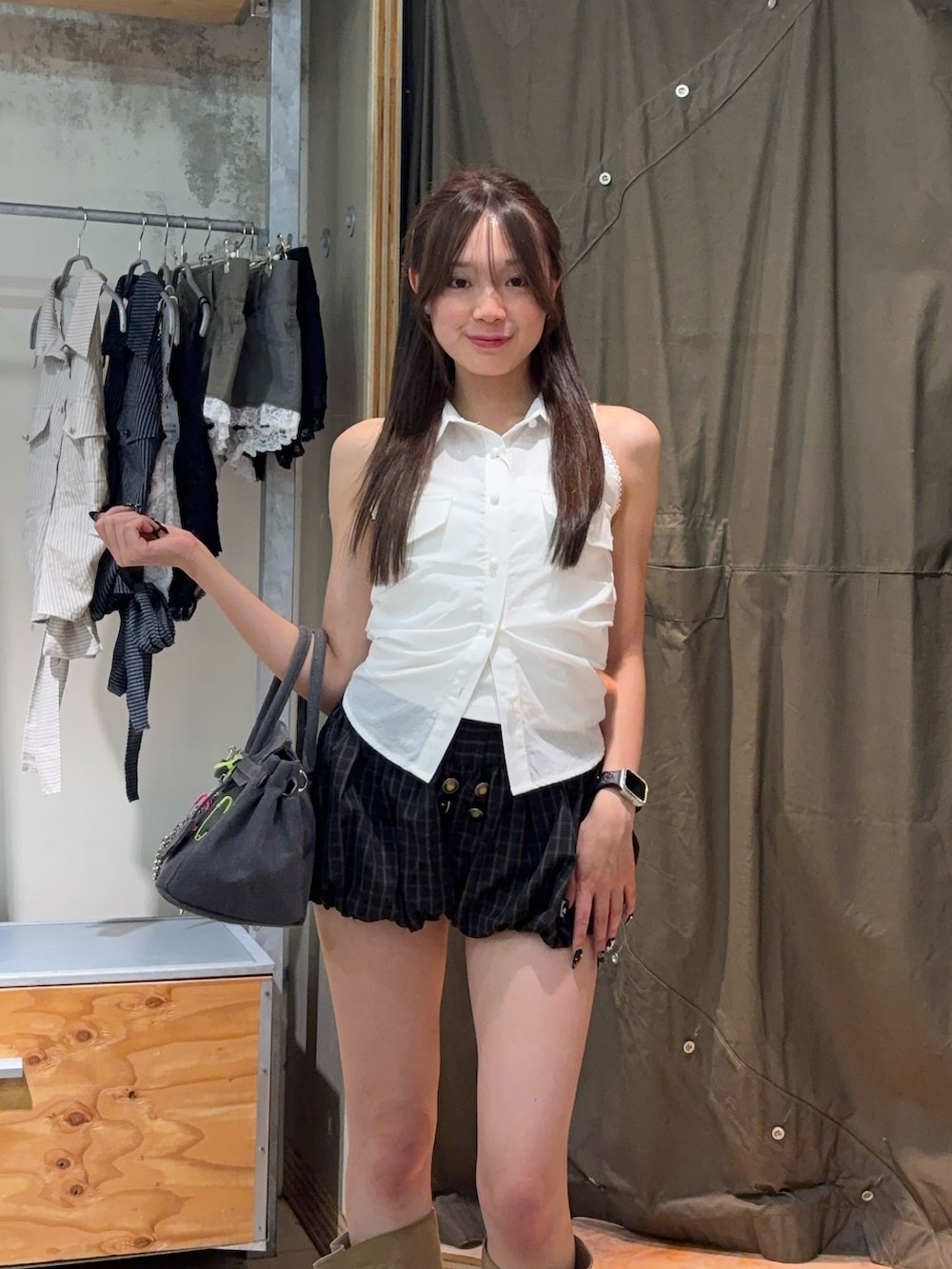 ホワイト系のシャツ/ブラウス、ブラウン系のその他パンツ、ベージュ系のブーツを着用したレディースの夏コーディネートの2枚目の写真