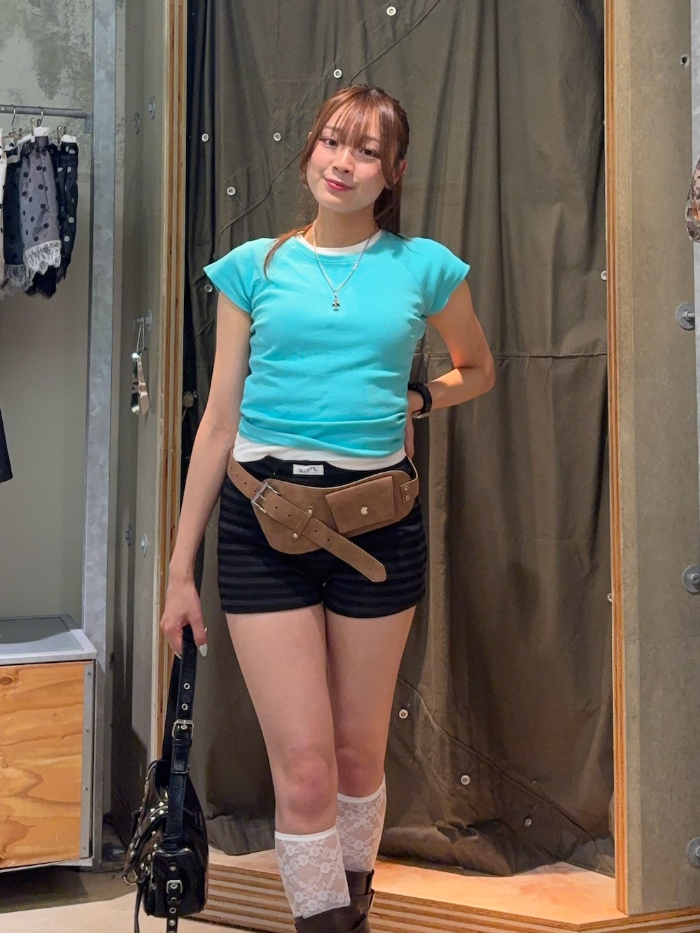 ブルー系のTシャツ/カットソー、ホワイト系のTシャツ/カットソー、ブラウン系のブーツを着用したレディースの夏コーディネートの2枚目の写真