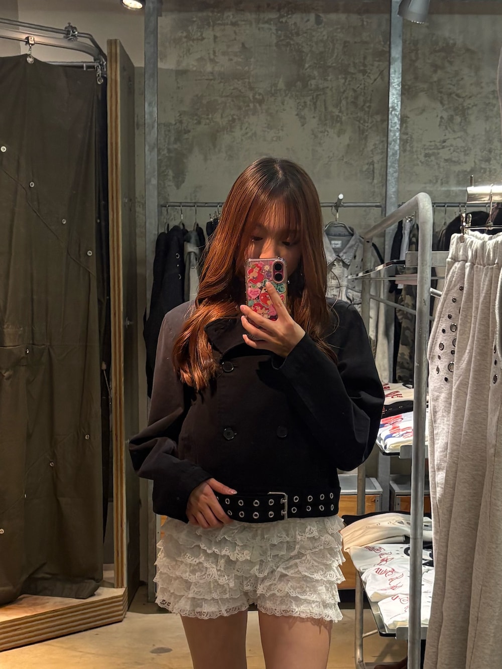 ブルー系のピーコート、ホワイト系のその他パンツを着用したレディースの春コーディネートの2枚目の写真