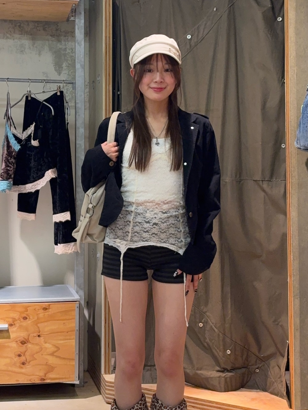 ブラック系のミリタリージャケット、ホワイト系のキャミソール、ブラック系のその他パンツを着用したレディースの秋コーディネートの2枚目の写真